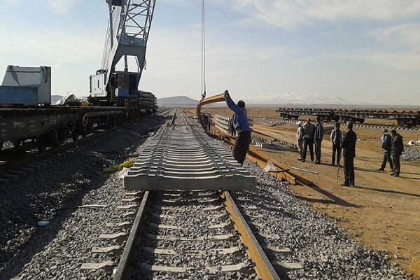 ریل گذاری پروژه راه آهن میانه- تبریز از بستان‌آباد تا خاوران انجام می شود