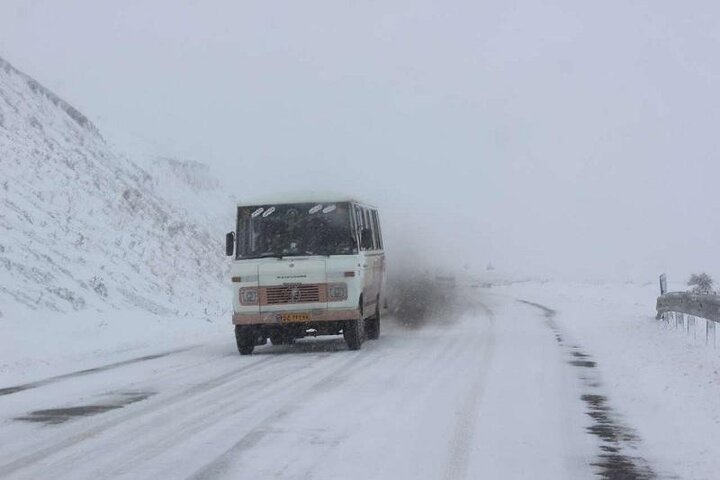 ریزش بهمن جاده‌های زنجان-طارم و دندی-تخت سلیمان را مسدود کرد| وقوع کولاک شدید