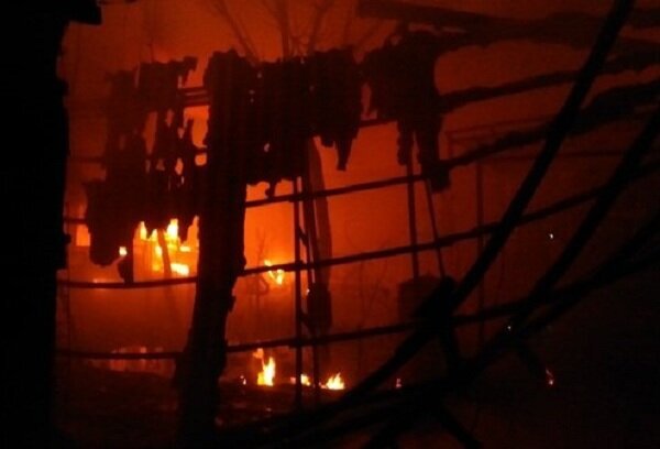 آتش‌سوزی گسترده در کارخانه لوازم آرایشی در فردیس