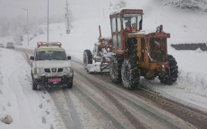 برف و کولاک برخی جاده های زنجان را مسدود کرد