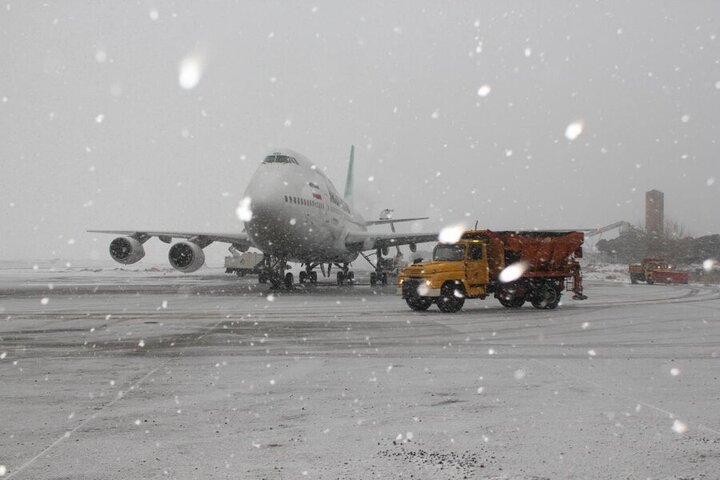 باند فرودگاه بین المللی شهید مدنی تبریز با وجود بارش سنگین برف باز است