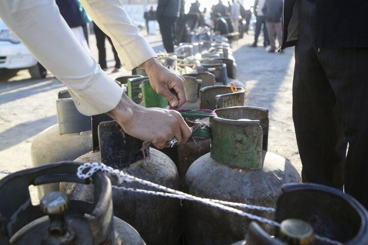 افزایش ۳۳۳ درصدی قیمت گاز مایع در خوزستان/ مردم همچنان در صف هستند
