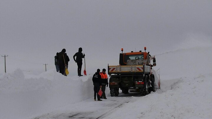 بارش سنگین برف راه ارتباطی ۱۲۰ روستای هشترود را مسدود کرد