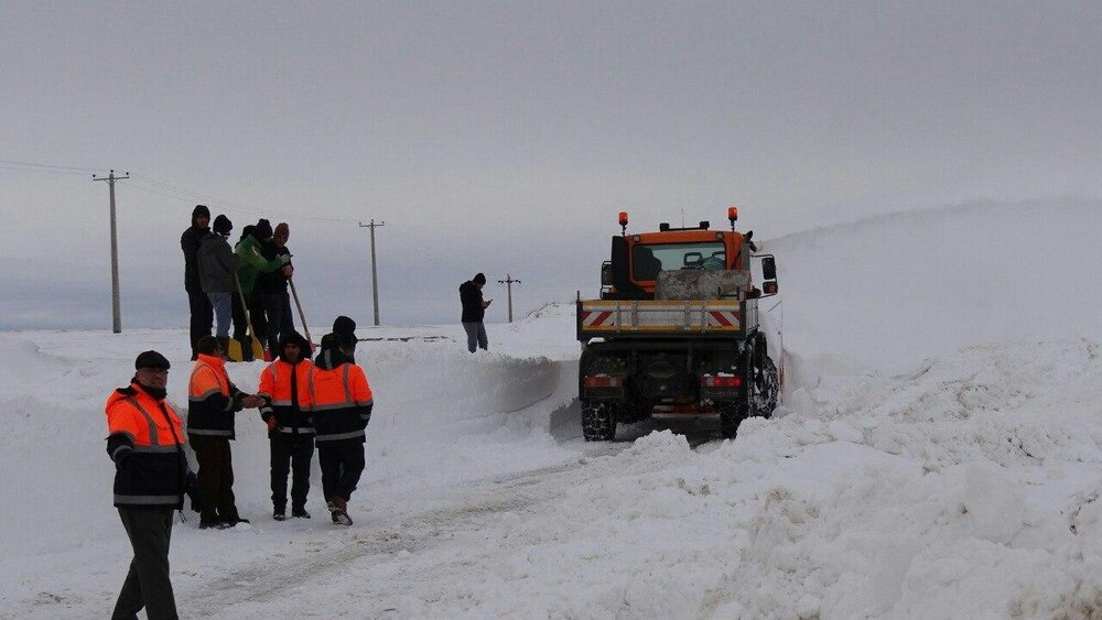 برف ۱۵ مسیر روستایی در قوچان را مسدود کرد