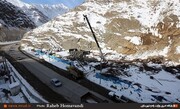 چالوس و آزادراه تهران ــ شمال همچنان مسدود| خطر ریزش بهمن و سنگ در گردنه‌های برفگیر