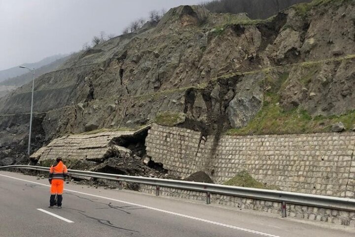 جاده قدیم چالوس به دلیل ریزش کوه مسدود شد