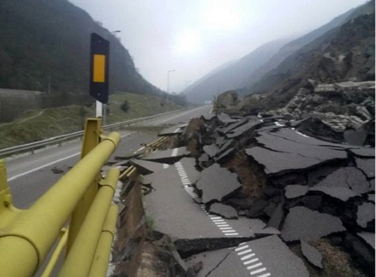 سقوط سنگ از کوه به ۱۰ مسکن در سوادکوه خسارت وارد کرد