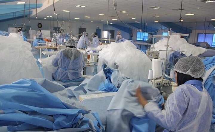  گروه جهادی صومعه سرا روزانه ۶۰۰۰ دست لباس بیمارستانی تولید می‌کند