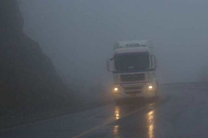 مه غلیظ برخی از جاده های زنجان را فرا گرفته است 