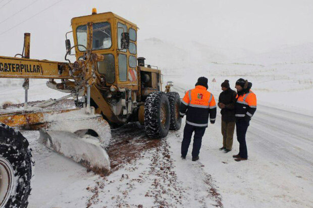 بارش برف در محورهای آذربایجان شرقی و اختلال در تردد جاده‌ای