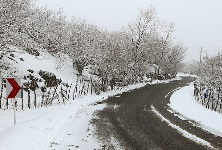 جاده های خراسان رضوی لغزنده هستند/ برف روبی راهداران در فصل بهار