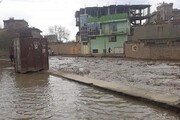 لحظه فرو ریختن یکی از خانه‌های تاریخی شهر تفت پس از بارش باران