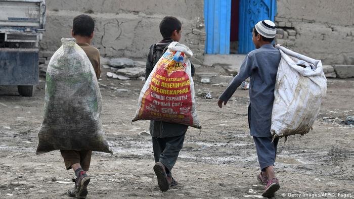 هراس در هرات؛ کرونا افغانستان را به زیر خط فقر می برد