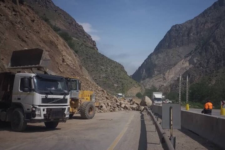  آزادراه چالوس - مرزن آباد براثر رانش مسدود شد
