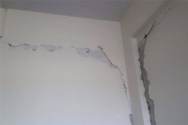 ترک خوردگی دیوار برخی ساختمان ها در کهنوج| زلزله تلفات جانی نداشت