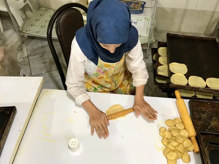 قرار گرفتن شیرینی زنجان در سبد لاکچری| مردم توان خرید قنادی ندارند