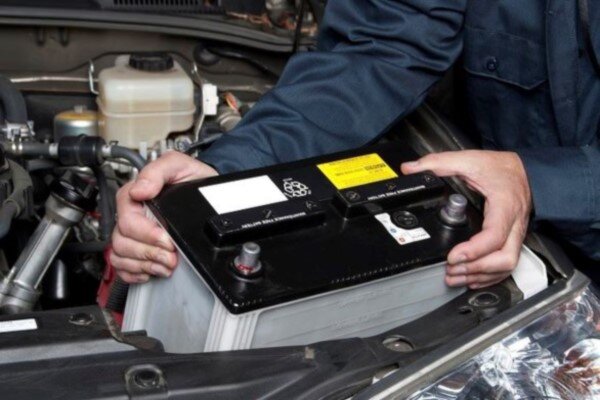 صنعت خودرو از واردات باتری بی‌نیاز است