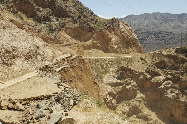 رانش زمین در روستای رودبار واقع در پشتکوه فریدونشهر | مردم آسیب ندیدند