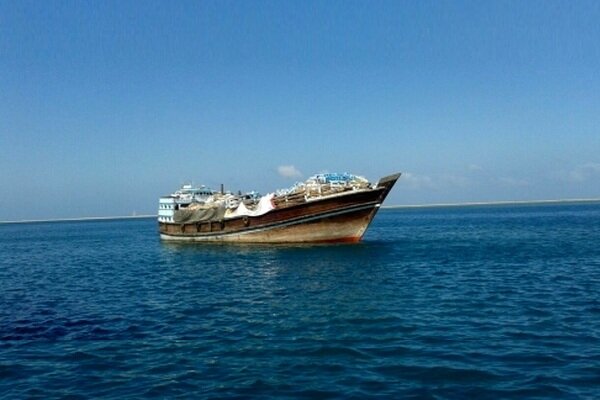 لنج تجاری مسیر دوبی گناوه از غرق شدن نجات یافت | انتقال سرنشینان لنج به مکان امن