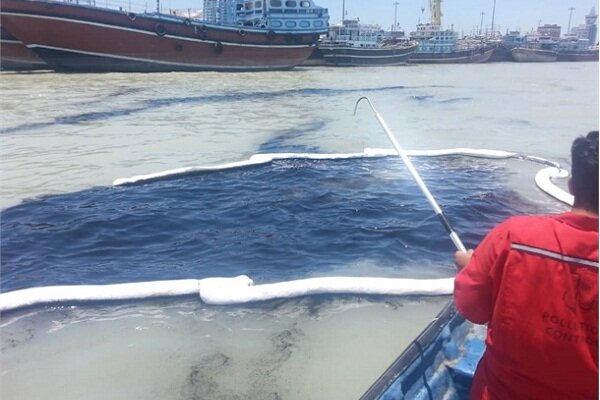 ۲ عملیات مقابله با آلودگی نفتی در کانال دسترسی بندر بوشهر انجام شد