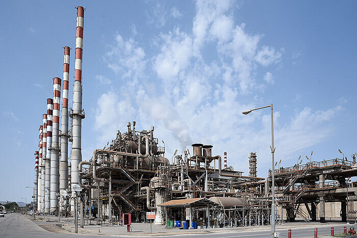 پالایشگاه نفت تهران با خرید سهام عمده پتروشیمی شازند به پتروپالایشگاه بدل شد