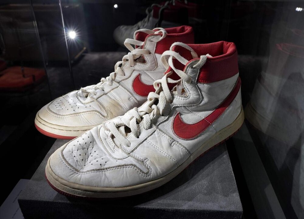 حراج کفش های ستاره سابق بسکتبال