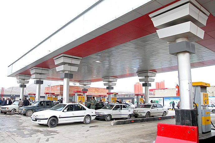 فعالیت نصفه و نیمه پمپ بنزین ها در مازندران| آسمان متهم است