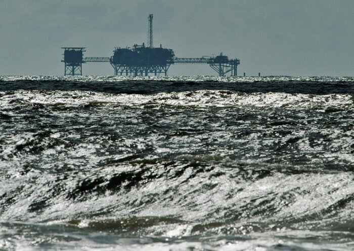 خسارت قابل توجه تاسیسات ذخیره‌سازی نفت آمریکا از طوفان لورا