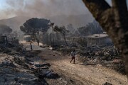 مهاجران بی خانمان پس از آتش سوزی در اردوگاه یونان