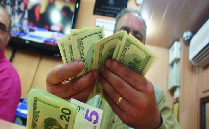 ارز بازیچه دست بانک مرکزی و دولت| دلار و سکه به جای کاهش قیمت روز به روز گرانتر می شوند!