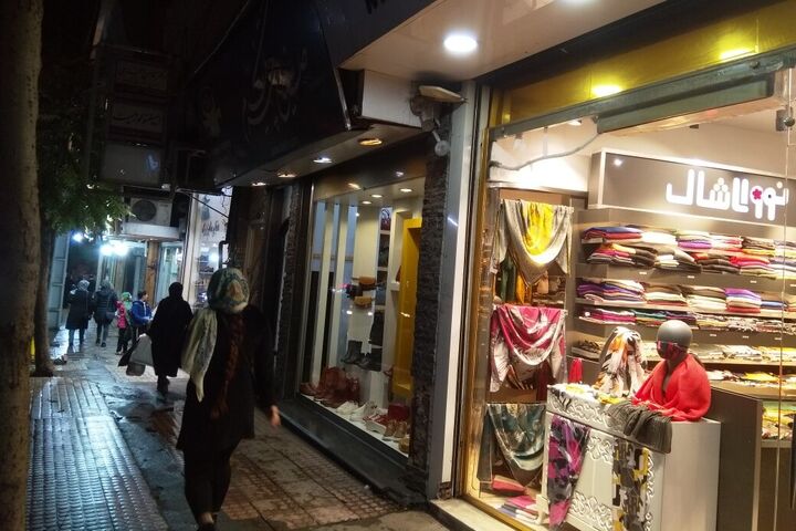 اصناف چراغ خاموش کرونا را دور زدند/ کرکره های نیمه باز اصناف چراغ خاموش کرونا را دور زدند/ کرکره های نیمه باز