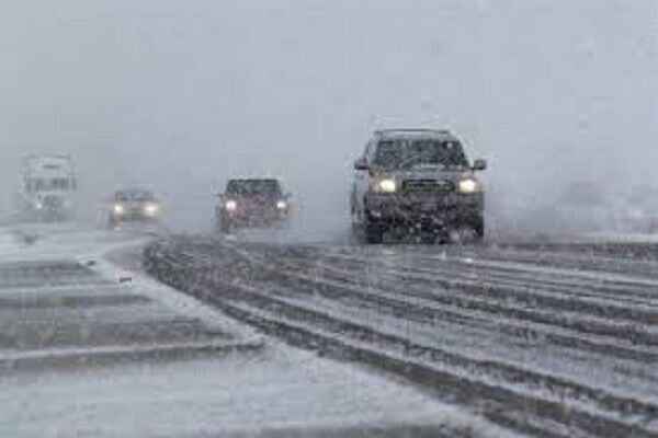 تداوم بارش برف در جاده‌های همدان/ عملیات برف‌روبی آغاز شد