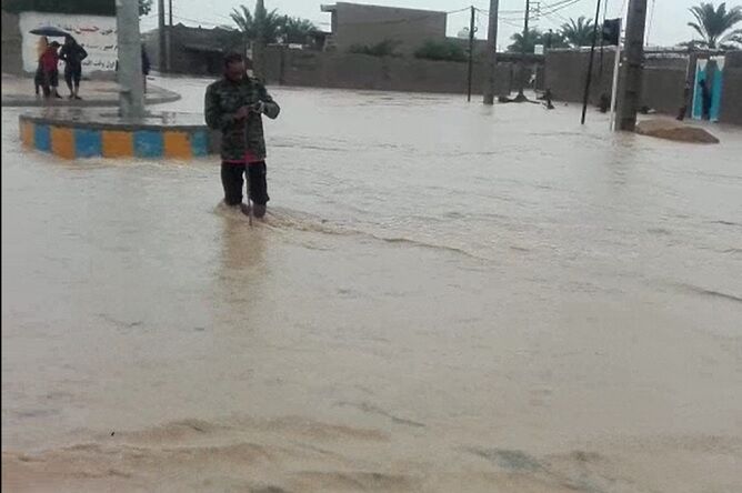 سیلاب چندین راه روستایی جنوب کرمان را مسدود کرد/ قطع آب و برق در برخی مناطق