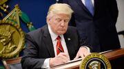 ترامپ لایحه‌ای را علیه شرکت‌های چینی به امضا رساند