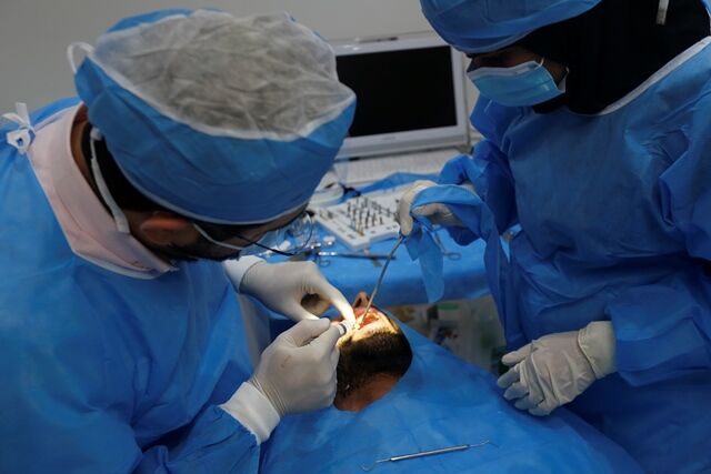 نخستین دوره آموزش جراحی ایمپلنت گذاری به صورت پخش زنده در هرمزگان برگزار شد