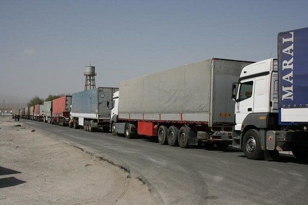 کامیون های بار صادراتی سوخت خود را به قیمت کشورهای همسایه دریافت می کنند