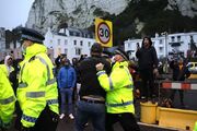 سرگردانی رانندگان کامیون و درگیری با پلیس در مرز انگلیس