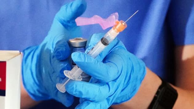 در امریکا و بریتانیا مراکز واکسیناسیون ۲۴ ساعته می شود