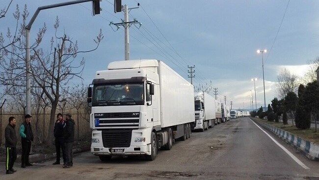 تردد کامیون‌های ترانزیتی و صادراتی ایرانی به آذربایجان روان می‌شود