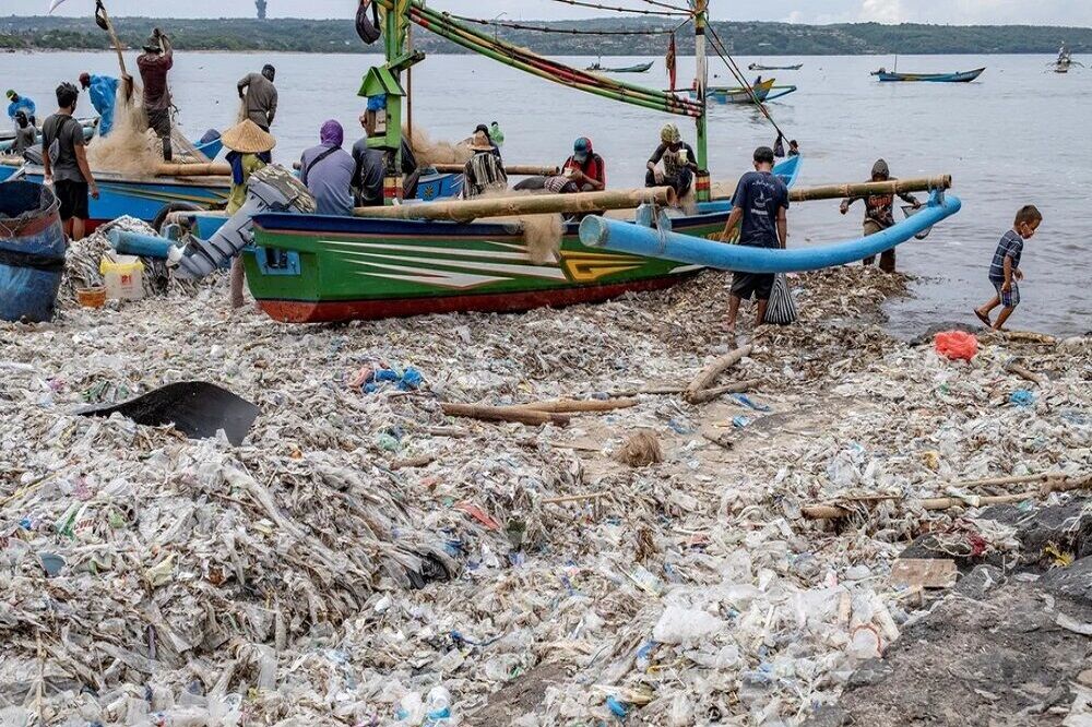 ماهیگیری در میان انبوه زباله‌ در ساحل منطقه توریستی بالی