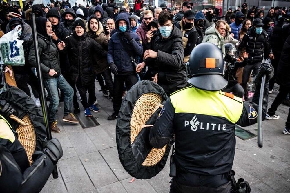 درگیری پلیس هلند و معترضان به محدودیت‌های کرونایی