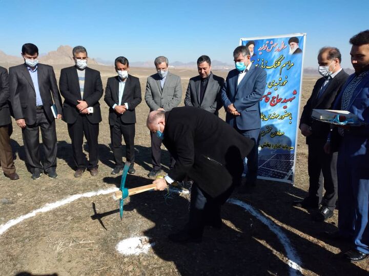 کلنگ نیروگاه خورشیدی ۱۰ مگاواتی شمال استان اصفهان به زمین زده شد