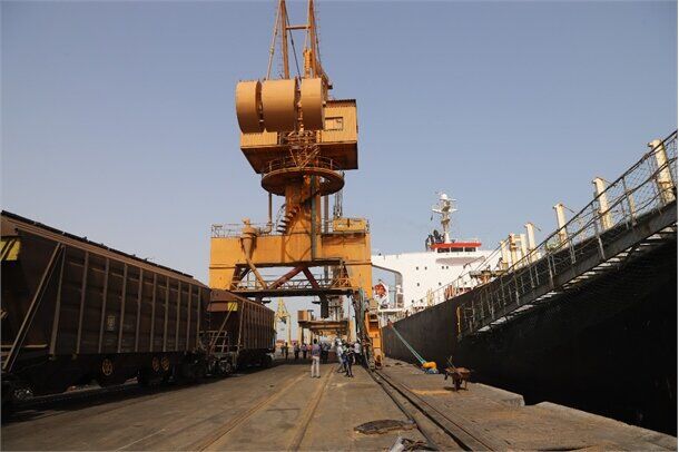 بارگیری همزمان ۳ فروند کشتی صادراتی در بندر شهید باهنر
