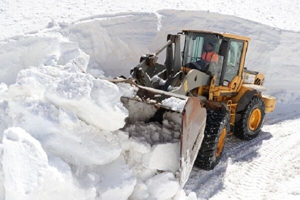 بارش شدید برف باعث اختلال در تردد جاده ای برخی از محورهای آذربایجان شرقی شد
