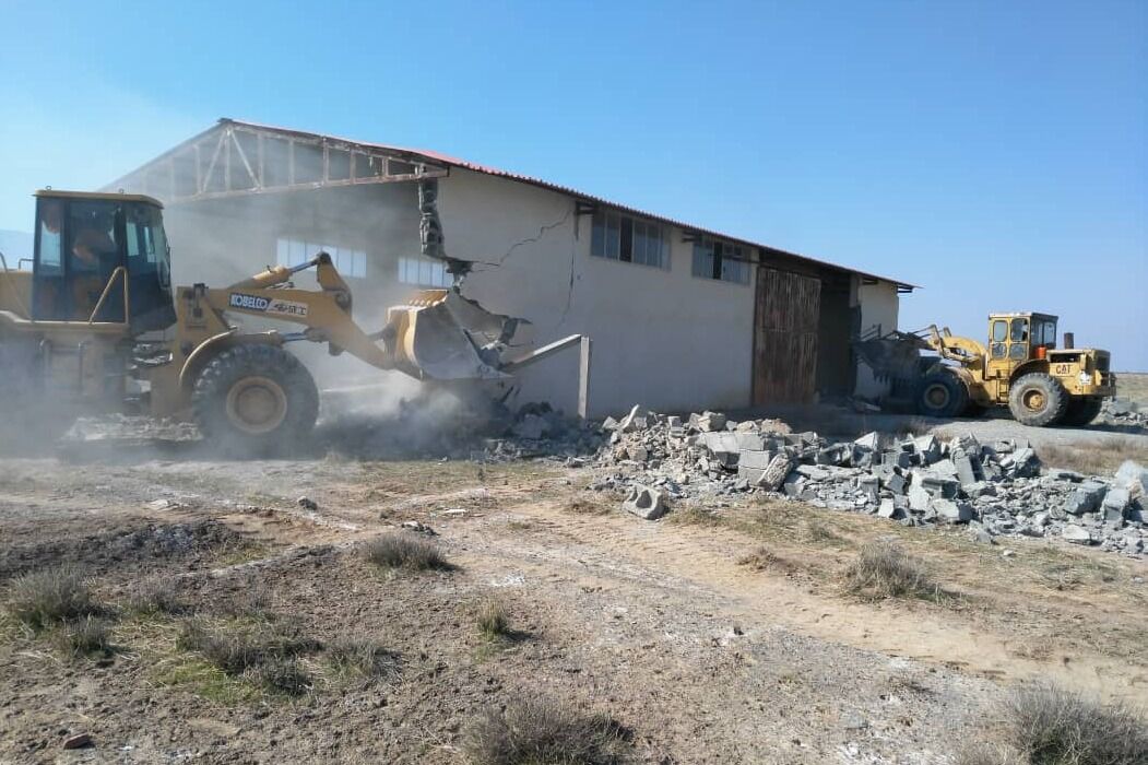 ۲۰ بنای غیر مجاز در اراضی کشاورزی بویین زهرا تخریب شد