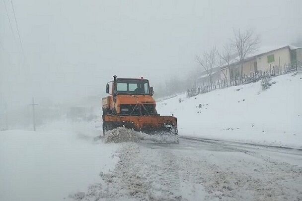 بارش برف و اختلال در تردد جاده ای برخی محورهای آذربایجان شرقی