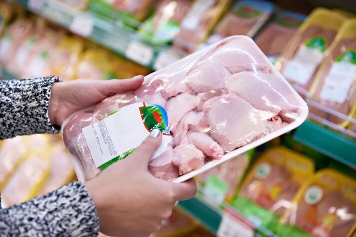 مرغ گران نمی‌شود اما گران باید خرید| «قیمت مصوب» از دولت اصرار از تولیدکننده انکار