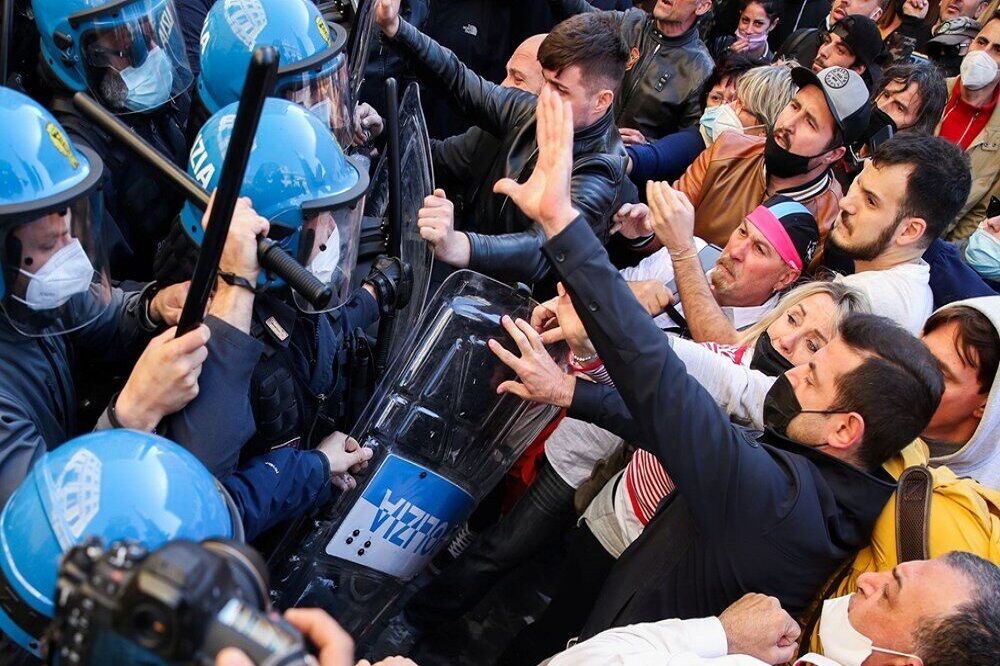 اعتراضات علیه محدودیت‌های کرونایی مقابل پارلمان ایتالیا