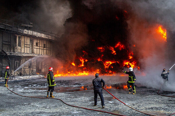 آتش سوزی کارخانه تولید الکل در قم؛ دادستانی ورود کرد