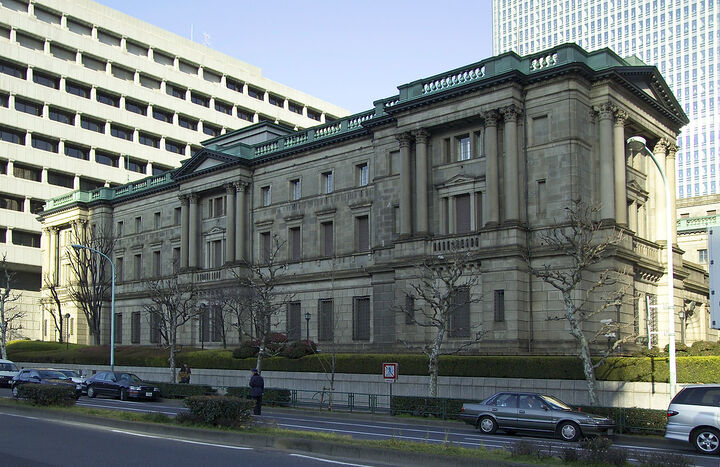 آیا بانک مرکزی ژاپن نیز دارای سیاست‌های انقباضی و انبساطی است؟
